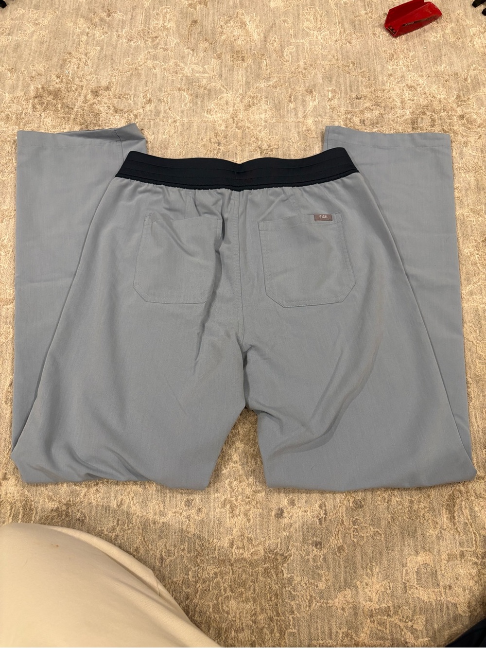 Women’s Figs size small